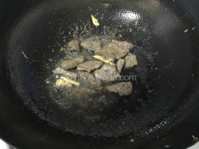 翻炒变色以后加入黑胡椒汁翻出出香