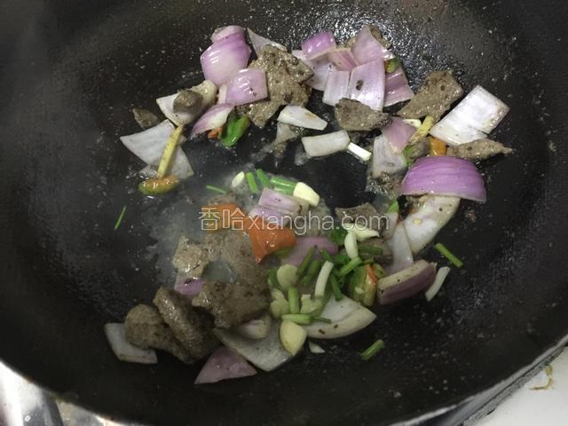 翻炒变色洋葱变软➕盐➕葱➕蒜翻炒出香.熟了即可