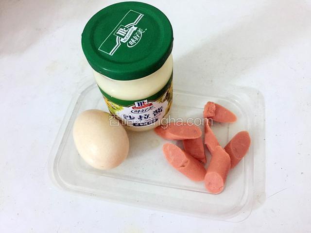 准备好所有材料火腿切片