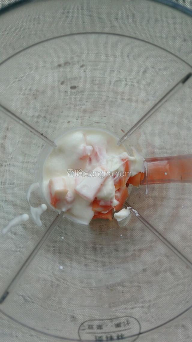 倒入酸奶。