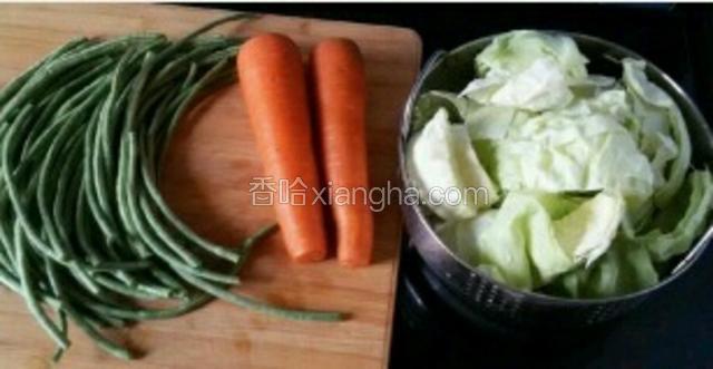 把豇豆角，胡萝卜，圆白菜洗干净晾干水分。