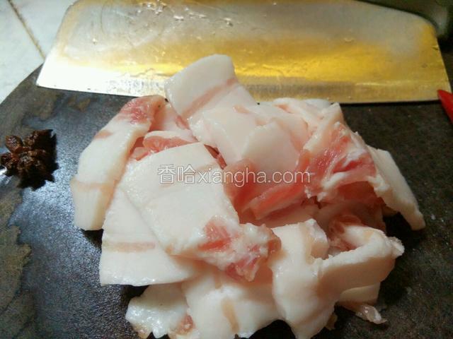 五花肉切薄片，
