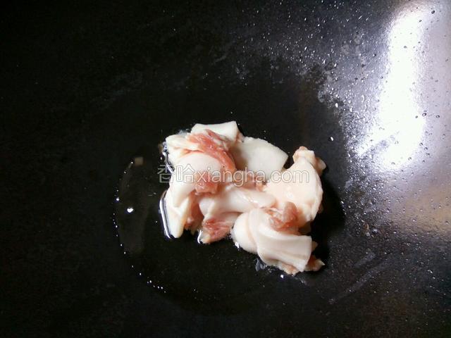 的锅里下少许的油把五花肉下去爆炒