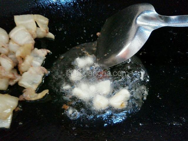 炒出油五花肉搞傍边，把蒜八角爆香