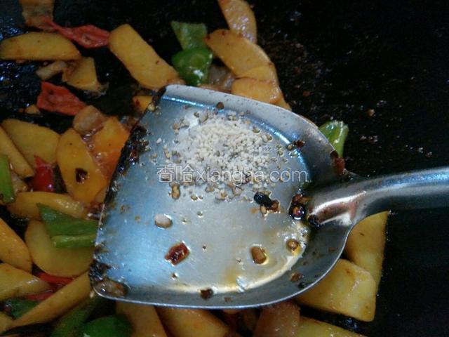 再放适量的盐适鸡精（盐要少许）