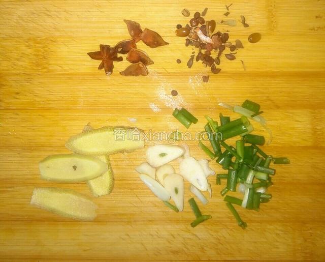 将八角，大料准备好。葱切末，姜，大蒜切成片。