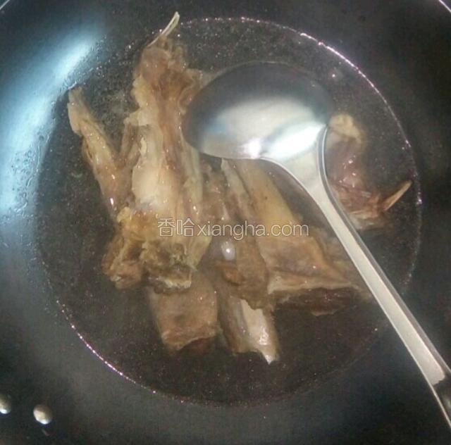 将羊骨放入沸水锅中焯一下，去血水和腥味。