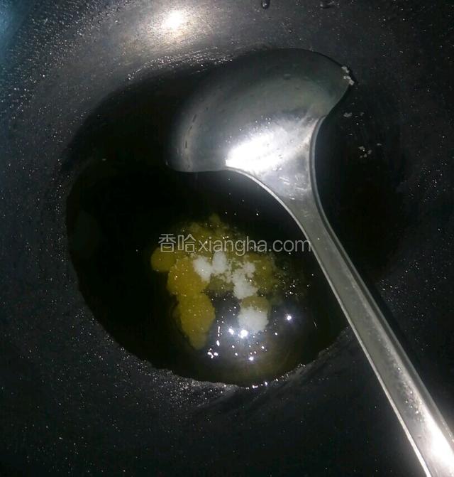 炒锅放油倒入白糖，小火用勺子炒糖色。