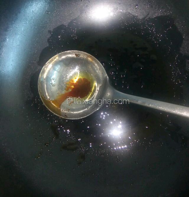 炒至糖融化变成棕红色。