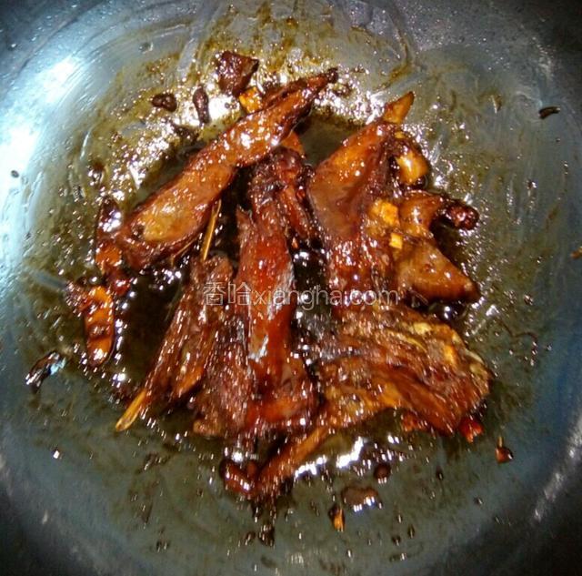 炖至汤汁粘稠，肉熟透并炖出油，即可出锅。