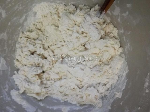 一边缓缓倒入水一边用筷子搅成棉絮状