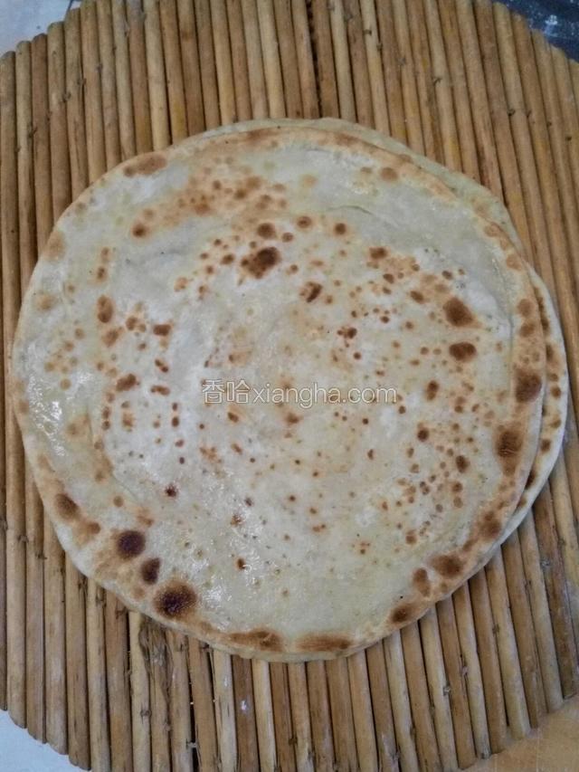 依次把几个面团都烙好即可