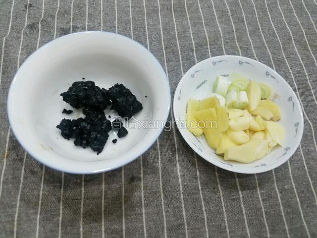 将葱切成段，姜和大蒜切成片，豆豉也准备好。