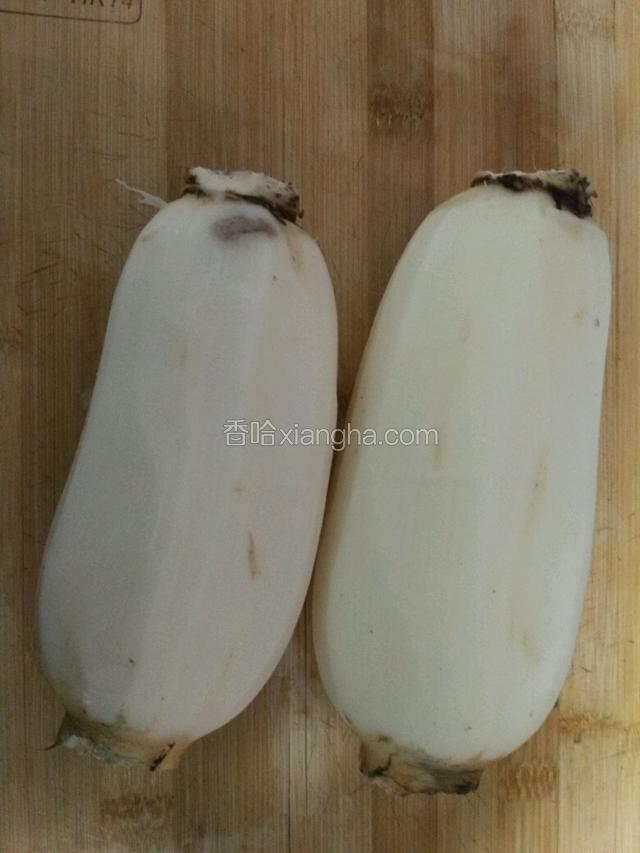 把藕去皮切去一端藕节，