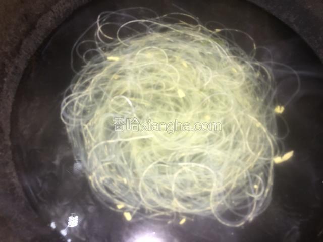 用刚刚焯海藻的热水下入粉丝，将粉丝泡软后捞出过冷水后控水备用