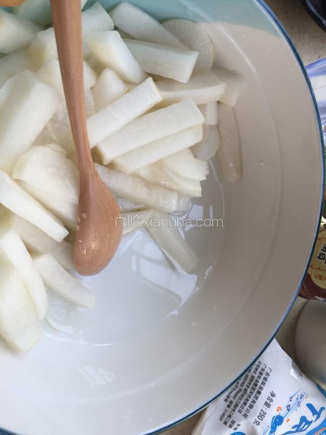 一连三次腌出很多萝卜的辣水。
