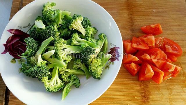 把西兰花掰成小把，西红柿洗净切块。