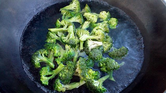 锅中烧开水放入西兰花焯约一分钟，捞出过凉水控干水分备用。