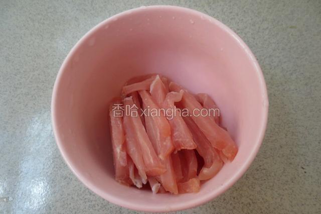 猪里脊肉切成丝。