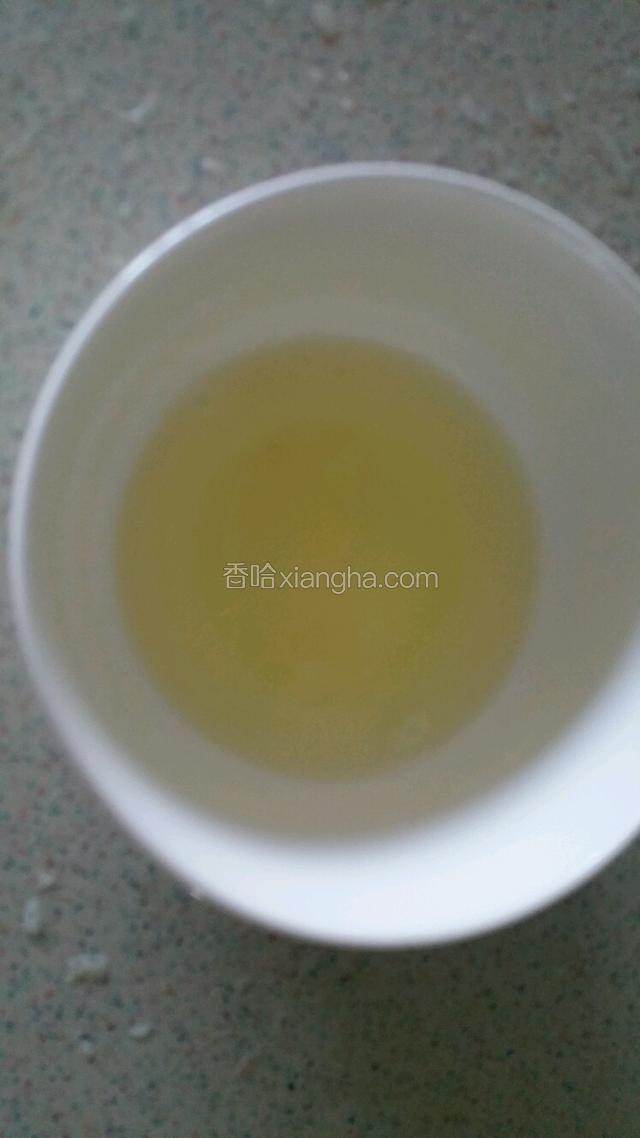 蛋清打入碗中加入糖