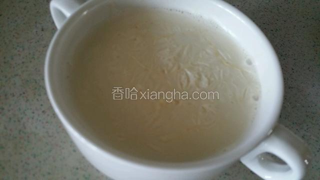 加热的牛奶表面有一层奶皮，从一边挑起倒入蛋清中，碗中留少许牛奶