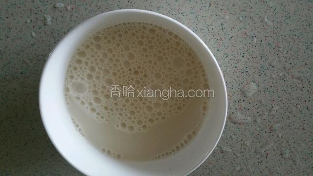 牛奶蛋清搅拌均匀后用勺子撇去浮沫