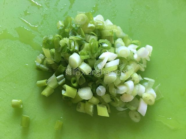 小葱切段儿。