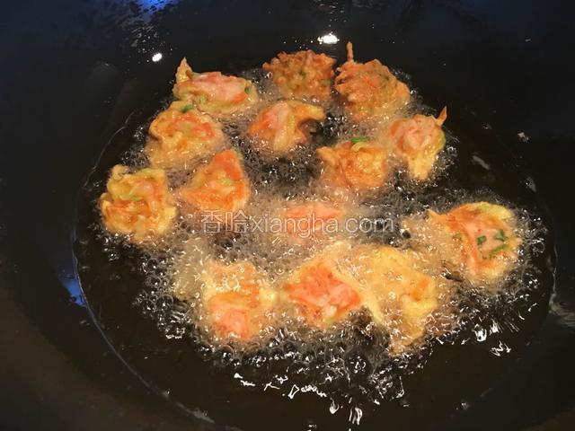 锅中放入适量的油，油温升高后放入弄好的丸子，全程 小火炸制。
