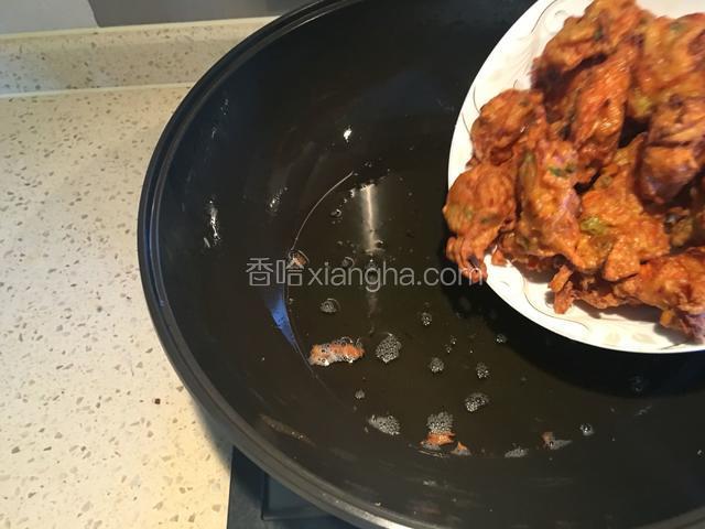油温再次升高后放入丸子复炸。（复炸为了成品素丸子口感更酥脆）