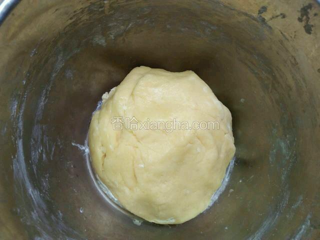 面团盖上保鲜膜室温静置20分钟。