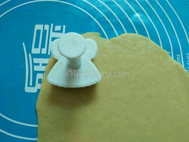 面团擀成薄片，用模具压出喜欢的形状。

