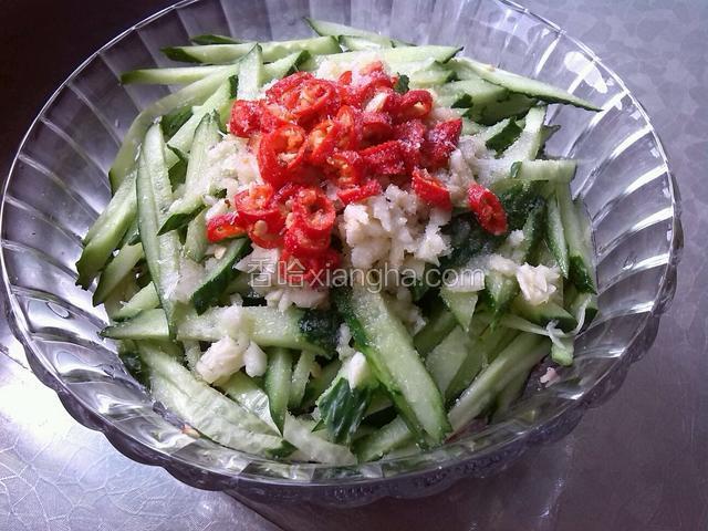 热油泼在大蒜、辣椒上放酱油，醋、香油，味精，盐