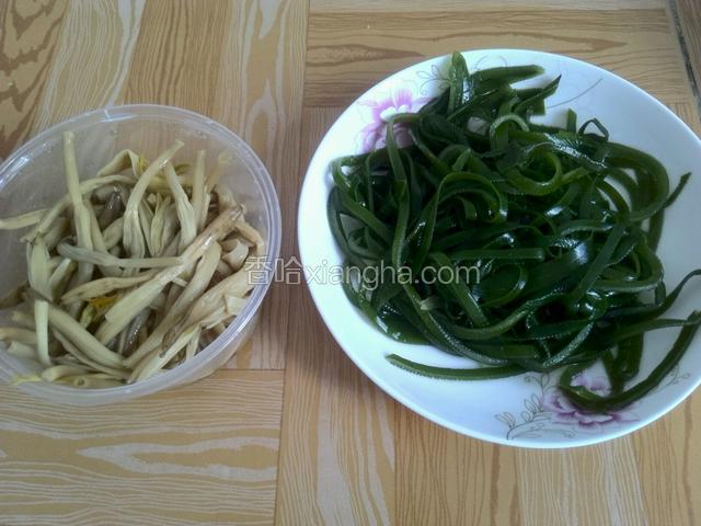 准备材料。干黄花菜提前浸泡。