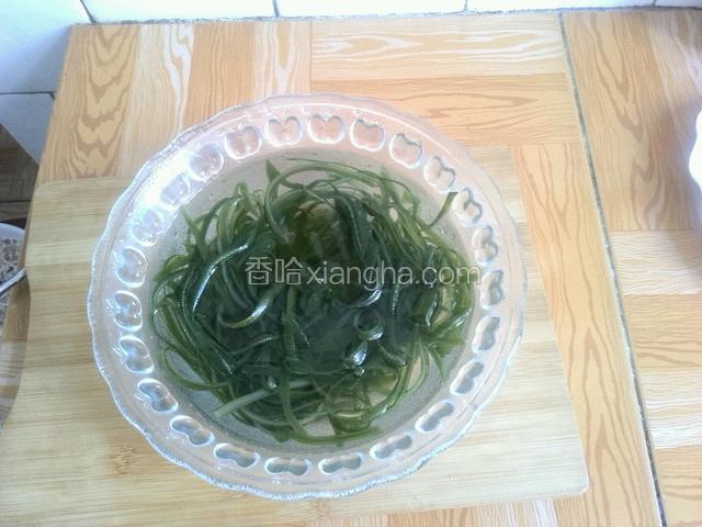 捞出过凉水，沥干水分。