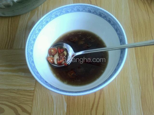 取一个小碗放入凉拌醋，盐，大蒜，小米椒，香油拌匀。