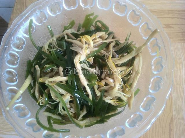 海带丝和黄花菜放入容器拌匀。