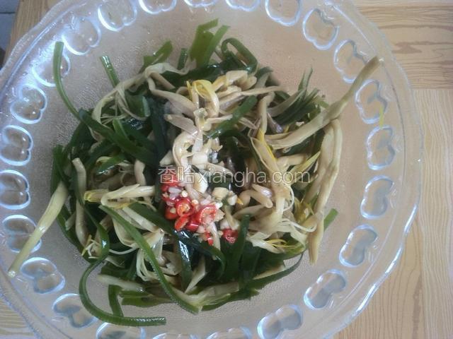 倒入刚刚兑好的料汁。