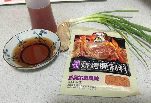 准备好腌制鸡翅根用的奥尔良腌料、盐、生姜、料酒，将生姜切片待用；