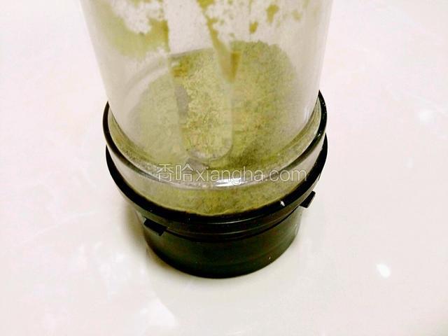 说一下自制豆面。就是把豆子小火炒熟，放这个破碎桶里转两分钟就是细面了。