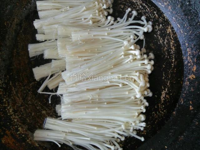 锅中烧开水，放金针菇焯烫