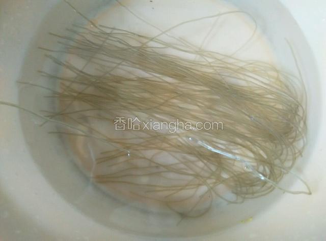 粉条提前十分钟用冷水泡软