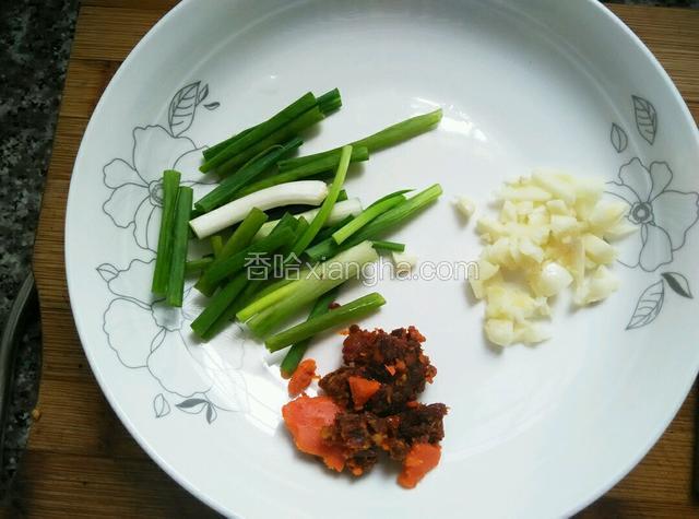 葱切段，蒜切碎，准备火锅底料