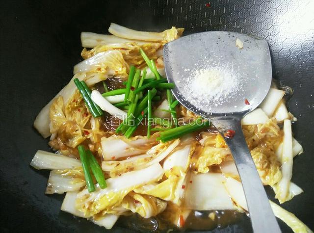 煮至汤汁快干放盐，鸡精和葱炒匀出锅