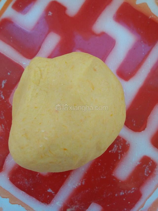 南瓜去皮上锅蒸熟压成泥，和面粉一起搅拌均匀，揉成光滑柔软的面团。盖湿布饧半小时以上。