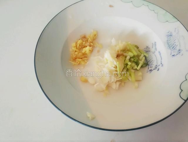葱姜蒜切碎，切葱花备用