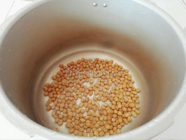 黄豆洗净放入高压锅加入适量清水压5分钟