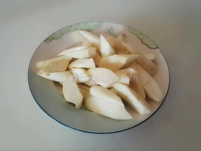 茄子洗净切滚刀块