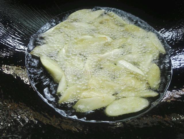 净锅放入适量油将茄子焯熟