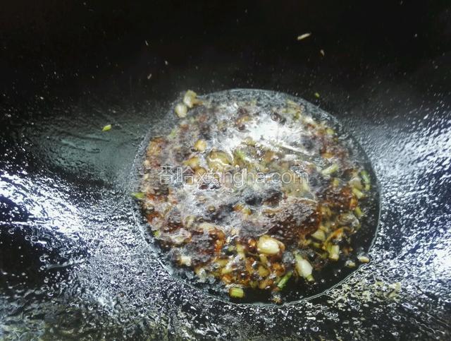 加入适量清水，调入适量盐，鸡精，生抽，老抽，料酒，白糖煮开