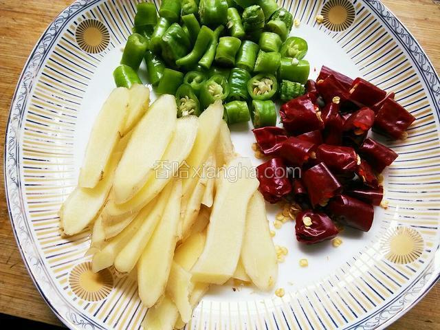 青红椒切段，子姜切片，芹菜斜切